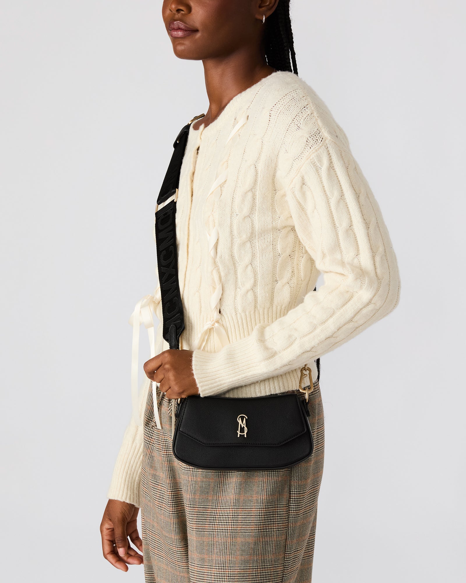 BTAIGA-VA ラウンドフラップショルダーバッグ　BLK/GD